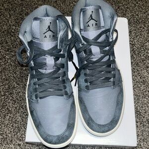 Women’s Air Jordan 1 MID SE